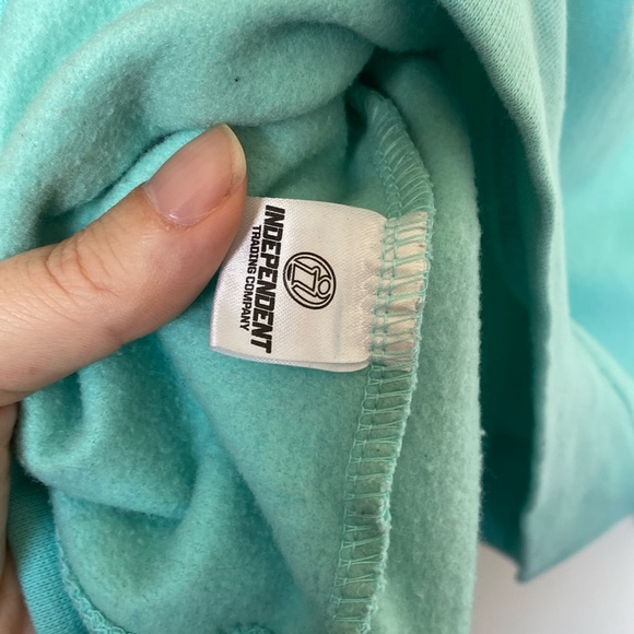 Friday Beers Sweatshirt Size Medium oversized NWOT - Picture 6 of 6